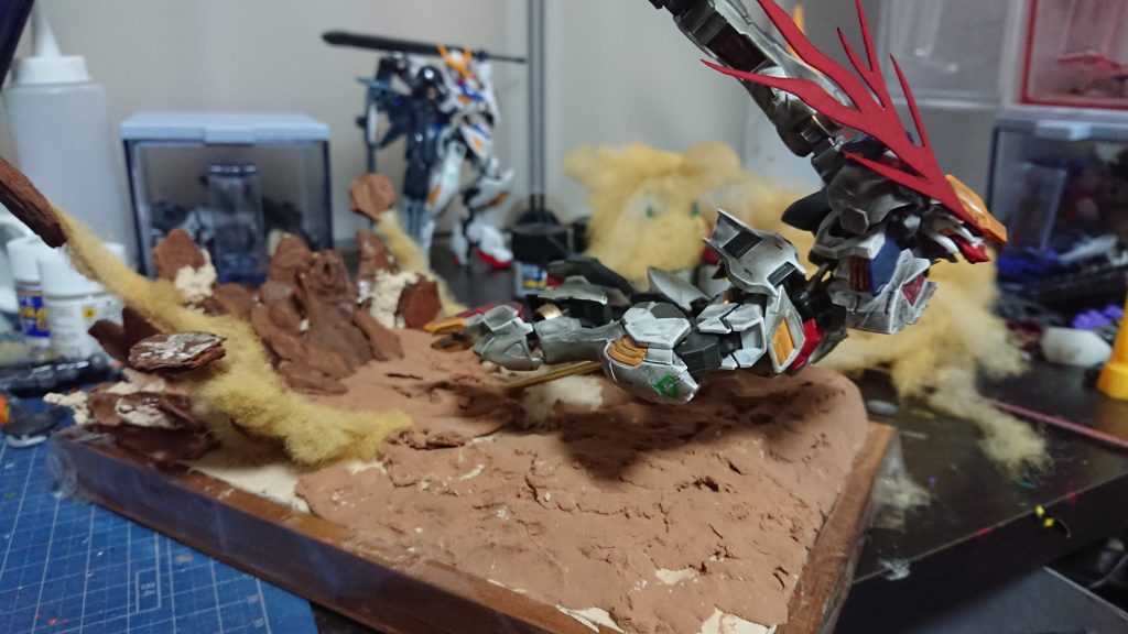 土台作り
いつも通りウッドボックスに粘土を詰め詰めしてます。今回はかさ増しにスタイロフォームを仕込んでます。
飛び散る破片はインテリアバークを使用