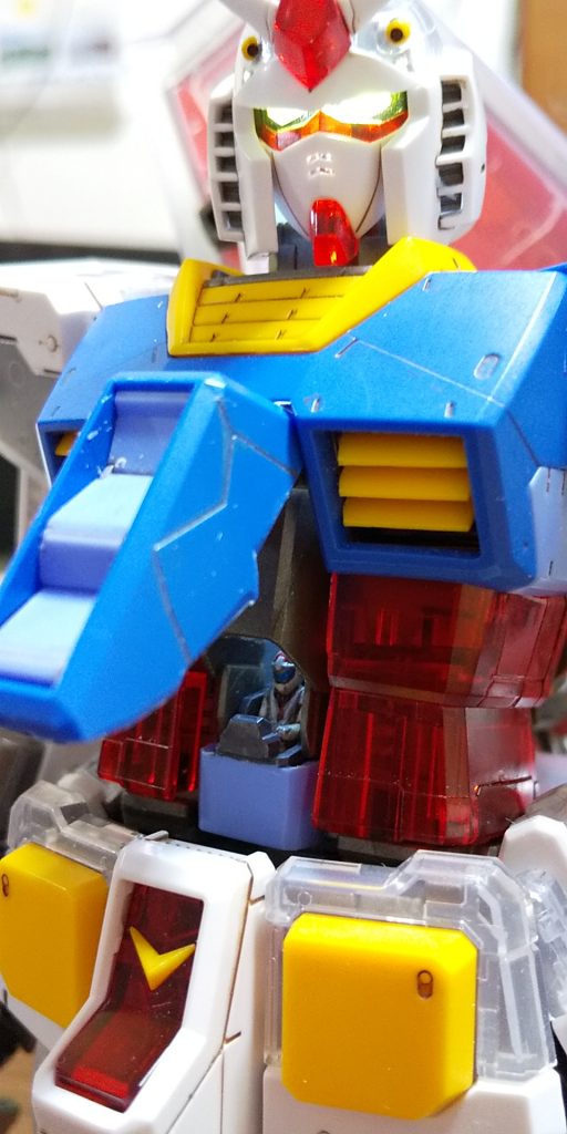 光る眼とアムロ。