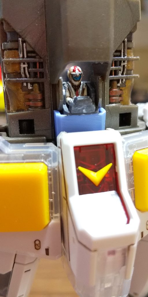 コアファイターとアムロ。
上半身を外すと光がもっと入るのです。