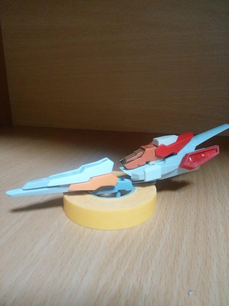 写真右側のパーツがスライドするようになっていて、それによって干渉すること無く左側のパーツが上下するようになっています。