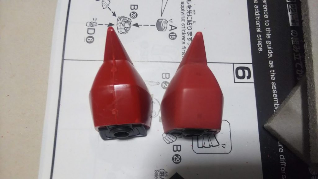 成型色生かしのため、なるべく合わせ目が消すようにキットのランナーを溶かした接着剤で接着しました。
ヤスリは金属ヤスリ、スポンジヤスリを使っています。