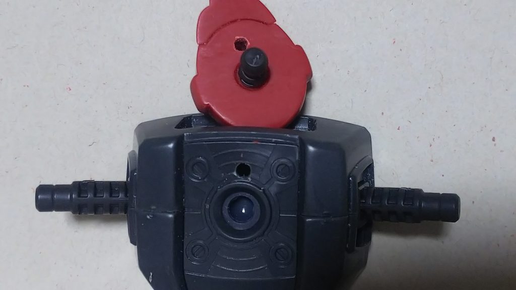 製作中にモノアイ点灯させようと思いつき、頭部のアゴと首の後辺りにピンバイスで穴開けました。