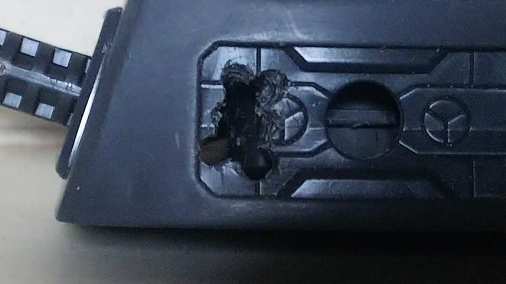 背中にスイッチを仕込むため左側をえぐります、ランドセル側も同じ位置でスイッチが当たらないようえぐります。