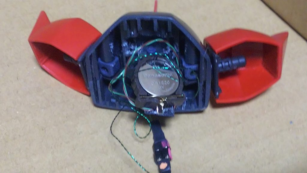 電池ボックスは胸部に仕込みました。少しスペースに余裕がないので設置する場所を少しずつ削り配線も長いので慎重に纏めました。パーツを合わせるとき配線挟み込んで断線しないように一番気を使いました。