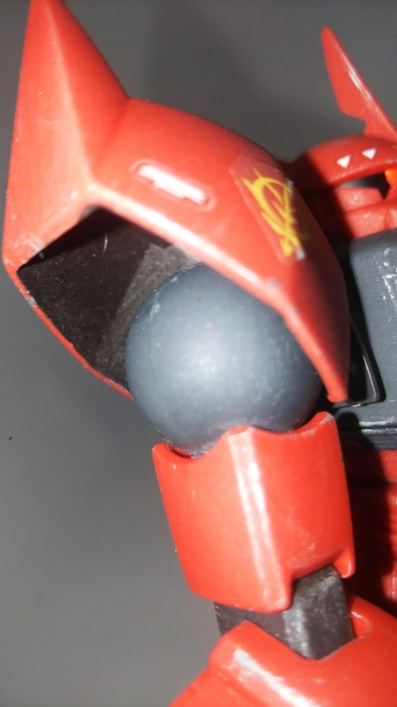 肩やスカート内部は無塗装だとかなりちゃちくなるので水性ホビーカラー、焼鉄色で筆塗りしてます。ちなみにこれは、以前作ったブルーデスティニー1号機でらいだ~Joeさんにアドバイス頂いてからやるようになりました。感謝です😁