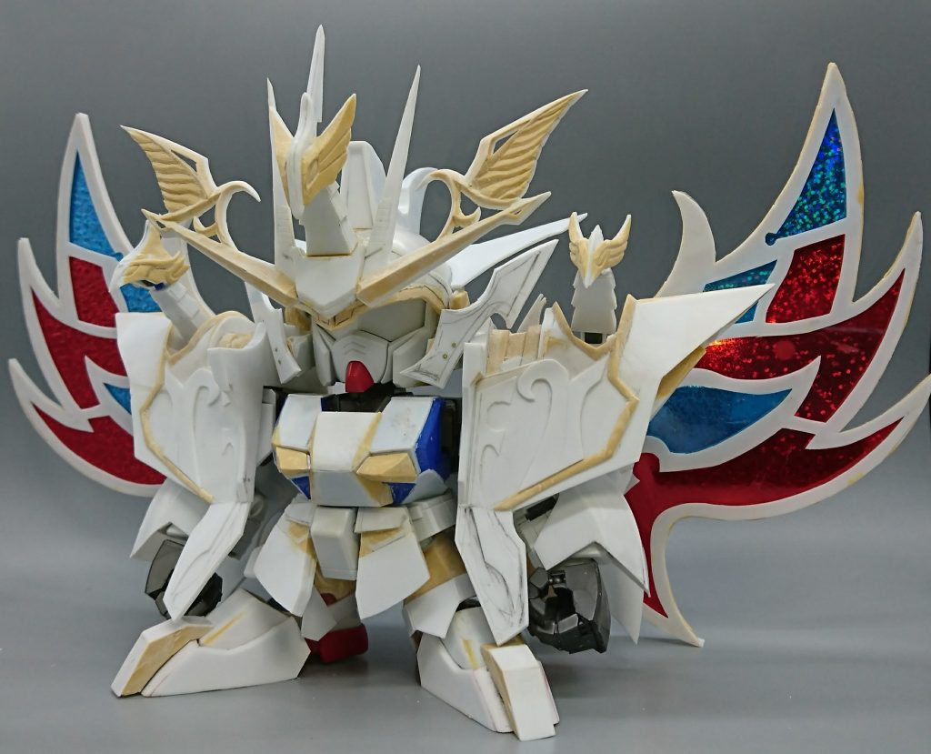 鎧の上からディテールを製作
単純な形状のものはプラ板で、複雑なものはエポパテで
彫刻的なディテールはエポパテから削り出すのが楽ですが、
心凰・技凰・体凰のように複雑な面構成のものは、プラ板で骨組みを作った上からエポパテを盛ると形状出しがしやすく、また丈夫になります
羽はプラ板を切り出したものの間に
ホログラムテープを裏から貼った下敷きを挟んでから、貼り合わせています