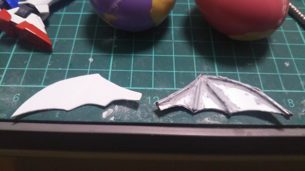 羽状の耳はプラ板にプラ棒を貼り付けてパテでなだらかにしました