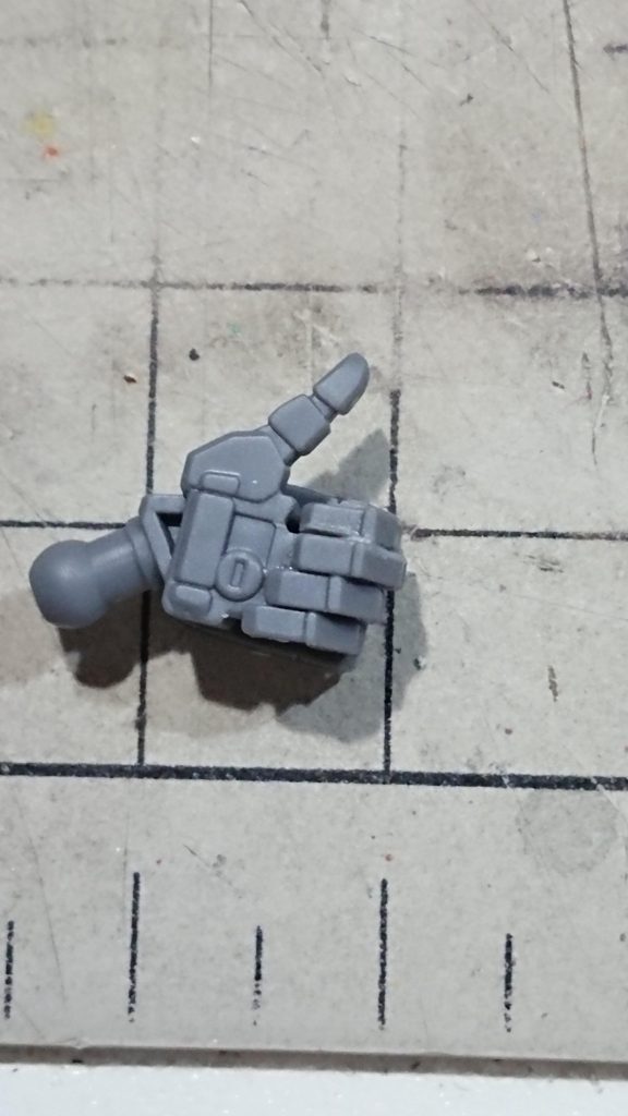 サムズアップした手はサンドロックの斜め持ち手をそのまま利用しました