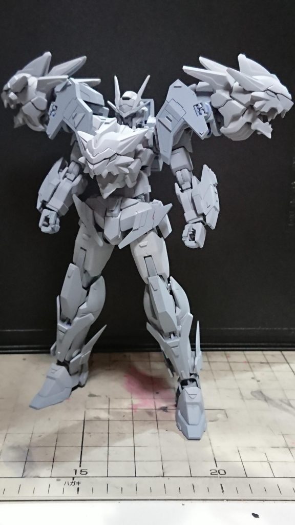 下腹部はAGE2、靴はAGEFXの物に交換しています。後はプラ板とスジ彫りでディテールを増やしています