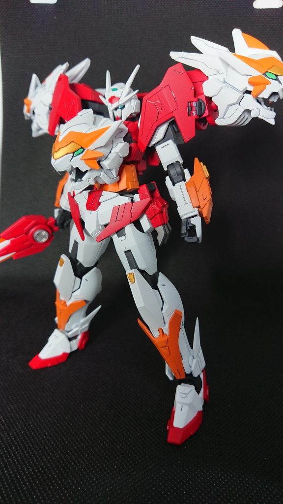 カラーリングはウイングゼロ炎を参考にして関節を濃いグレーにして引き締まった印象を狙いました