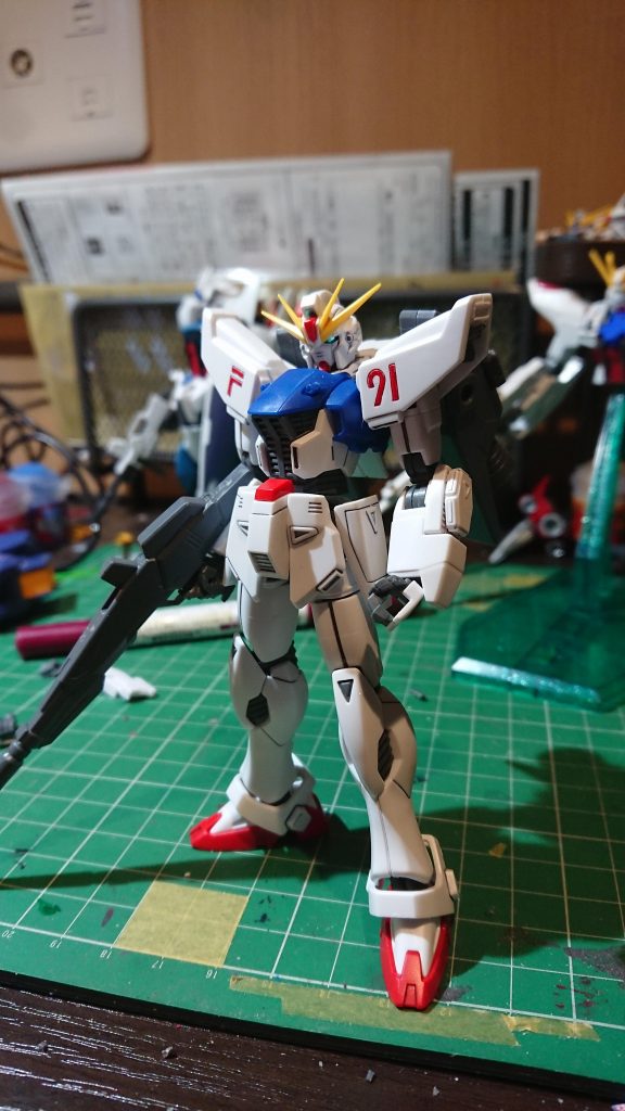 改修というと大袈裟ですが、手を加えたのは頭部のみです。
分かり辛いのですがフェイス部分を削ったのとアンテナはMGのF91ver2.0よりフェイスオープンは好みではないので差し替えないからと言い聞かせて使いました…😿