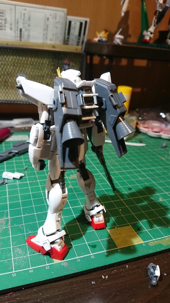 後ろから。噴射口部分の形、四角にしようかここは未だに決めかねていますが、これで機動力は格段にアップしているかと思います。