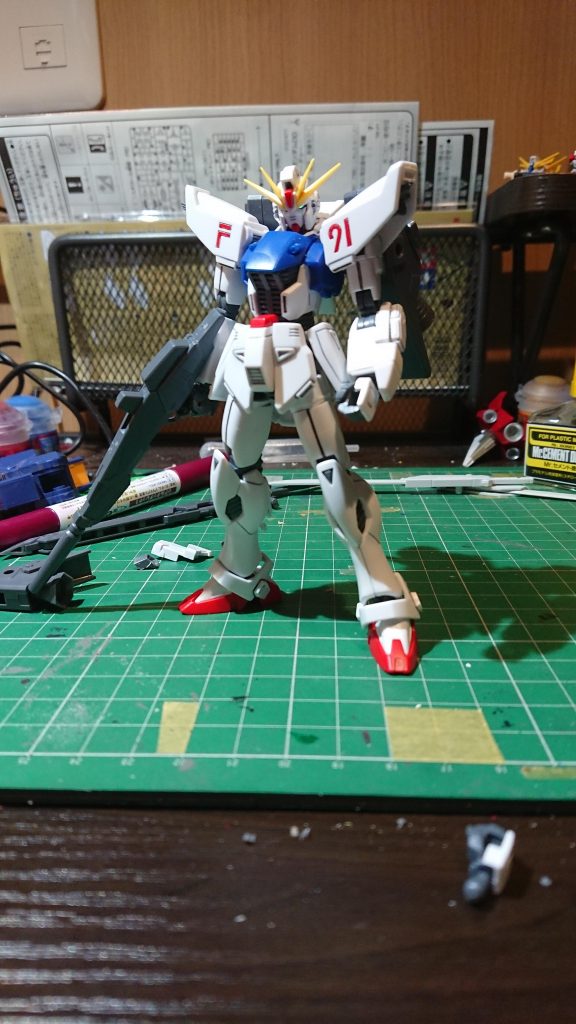 全体です。
あまり背中のブースターが見えません。
もう少し見えるようにとも思いますが可動域の邪魔をしたくないのでこれでいいかと納得しています。
ライフルはビルドマーク2より拝借。
ジャンクからなのでもうひとつ出てこればちょっと使いたいなと思っています。