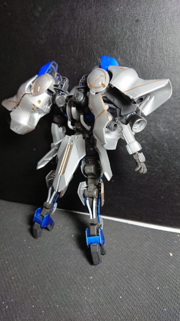 背中の大型ブースター
フレキシブルに稼働します