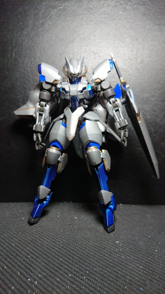 9機あるヴァルキュリア・フレームの一体という設定でバランス型の機体です
(乗りやすいとは言ってない)

しっかりした装甲と背中の大型ブースターが特徴