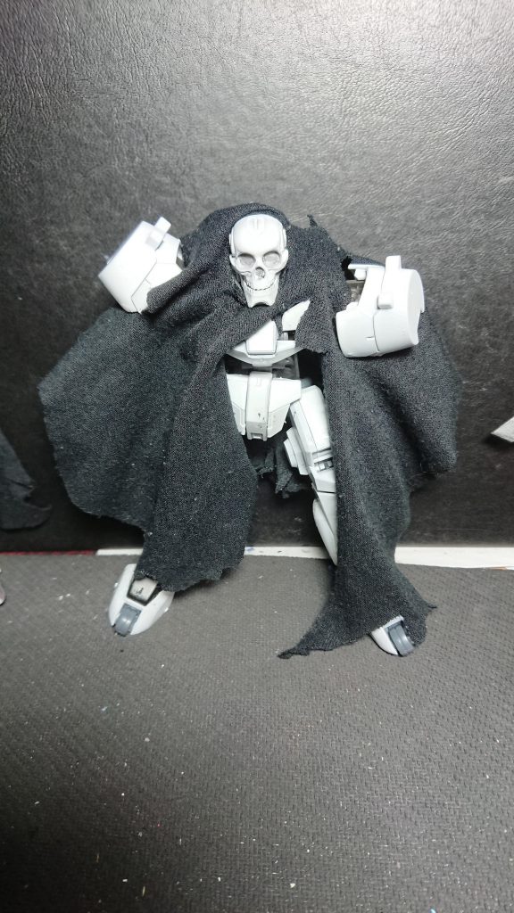 白い体を隠す宇宙海賊のマント
なんの防御性能もないただの輸送用のシートなので正直邪魔です
海賊の戦術はハッタリと速攻が基本