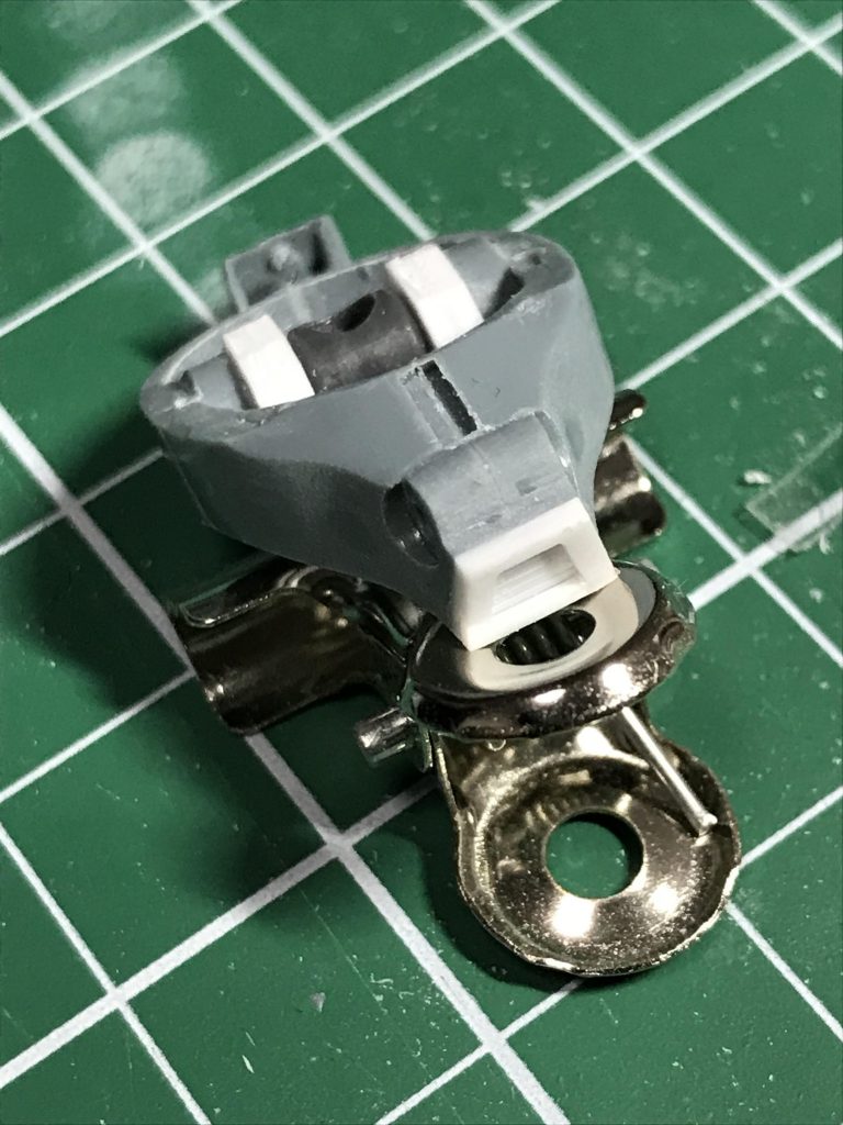 ダクトが成型不良でぐちゃぐちゃだったので作り直しました。ついでにポリキャップを仕込んで外せる&アゴを引けるように改造しています。