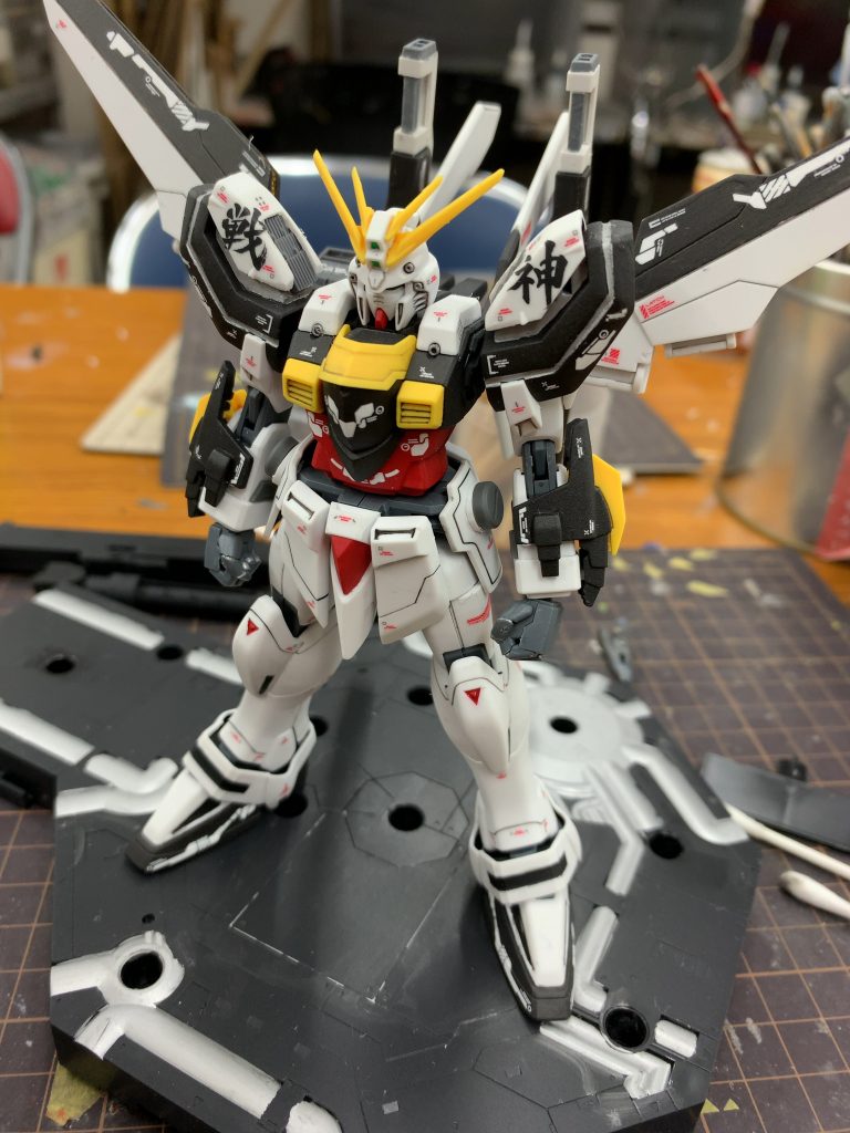 ゴッドガンダム部は無改造。バックパックとフロントスカートアーマーはほぼダブルエックスです。全身にデカールで情報量を増やしています。