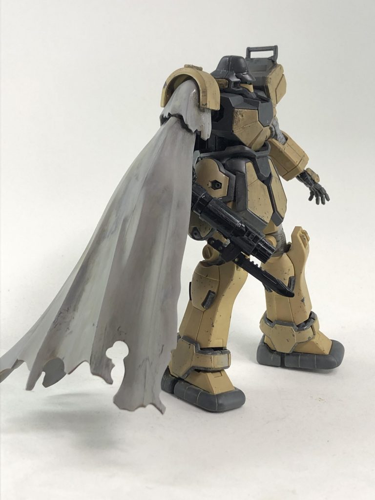 コトブキヤのマントがとても面白いアイテムだと感じ、マグアナックに合わせました。
また、砂漠用っぽさと好みのバランスとの両方の都合で、サンダーボルト陸戦型ガンダムの手足を使っています。シーリング表現がツボです。