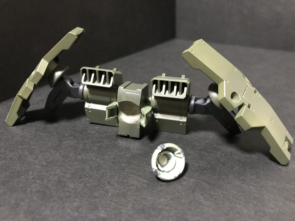 バックパックはパテとネオジム磁石を使用して、本体側と接続出来るよう改造。
これのせいで本体側の腰スイング軸がヘタレるアクシデントが発生してしまいました💦