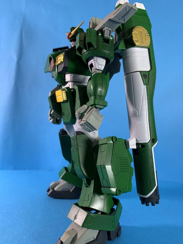 サイド。拳はビルダーズパーツを使用。迫力が欲しかったので良いんですが普通に1/100をつけてもややオーバースケールですね。