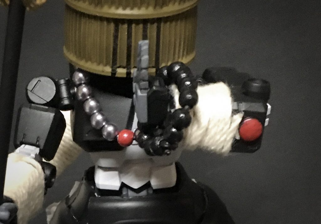 炎光玉
球体に加工されたミスライト鋼
腕に巻かれた荒縄に制御用の簡易術式が書き込まれており簡易的な炎の壁を発生させる。
これ自体の攻撃力は低いが目隠しとなり敵機を混乱させるのが目的。
胸の数珠と両腕肘の計三箇所に装備されている。