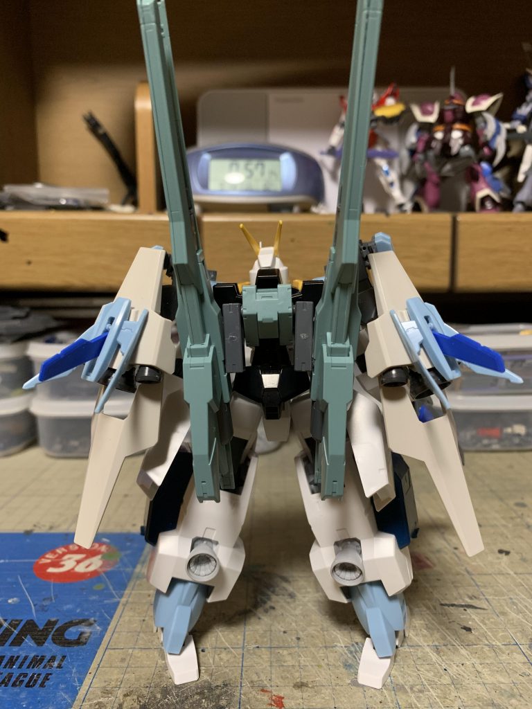 それから色々飾りつけたり、頭部を盛ったりして最終的な形状を出しました。