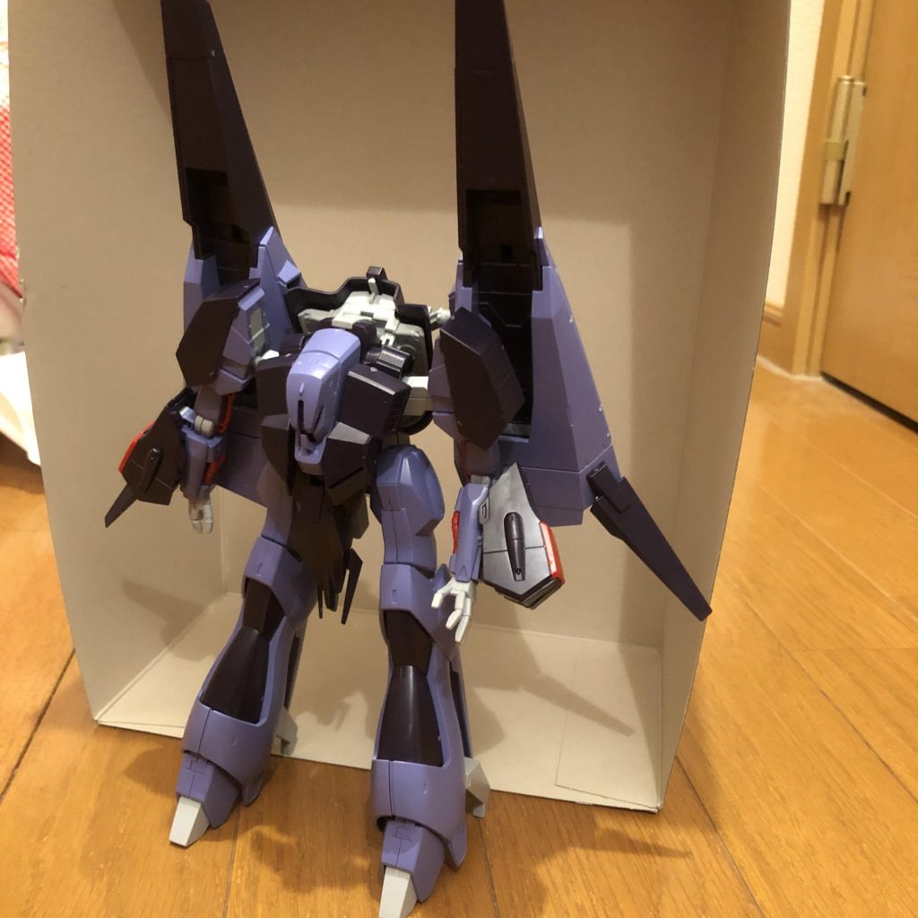 大型のバックパックが目を引きますが、脚部クローのおかげで自立は可能です。
ただし開脚範囲はほとんどないと思ってください。