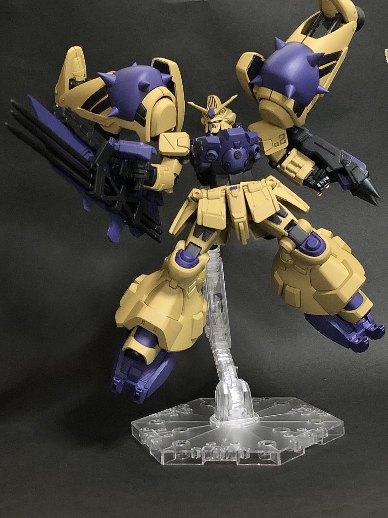 右腕装備のトリケロス改、こういった複合武器大好き。
既存の状態だと干渉し過ぎるので、武器側のマウント位置をずらして持ち手固定にしています。
おかげでポージングを取りやすく、脱着がが容易に。