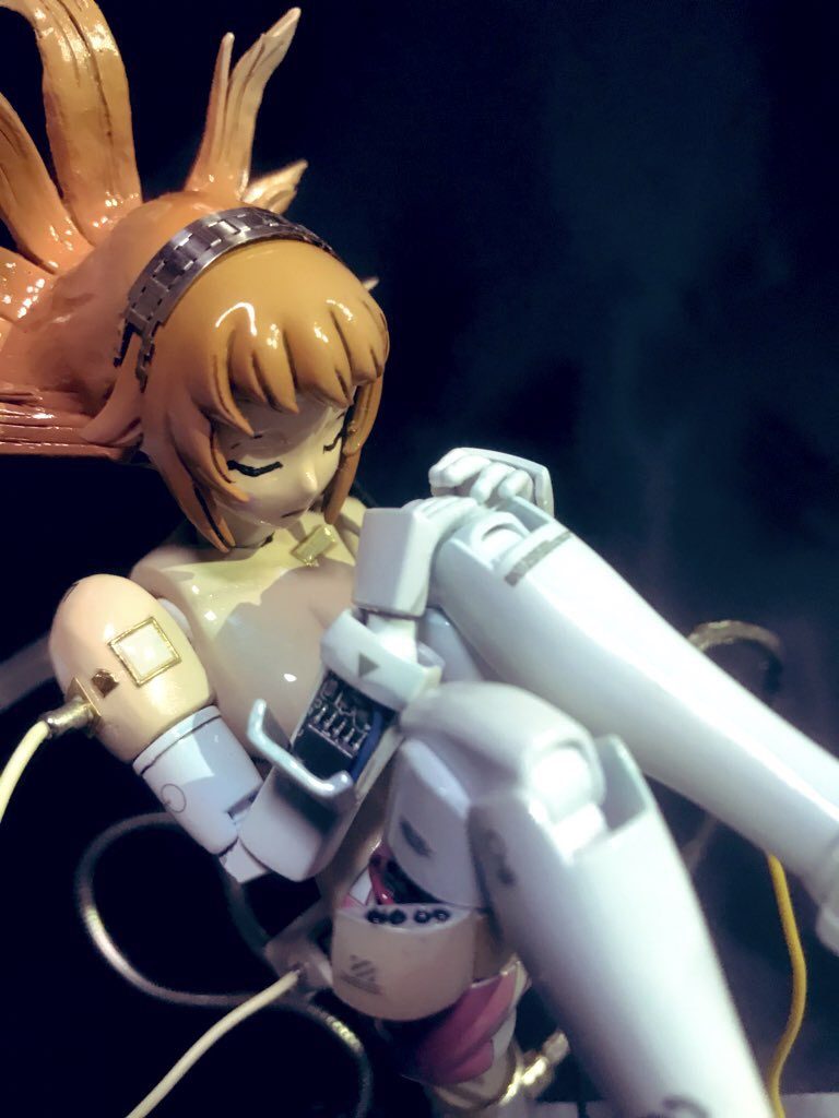 右腕、右足に開閉部を作り内部の機械が見える様な演出をしています。
髪、顔、肩、胸部にエポパテを使用。