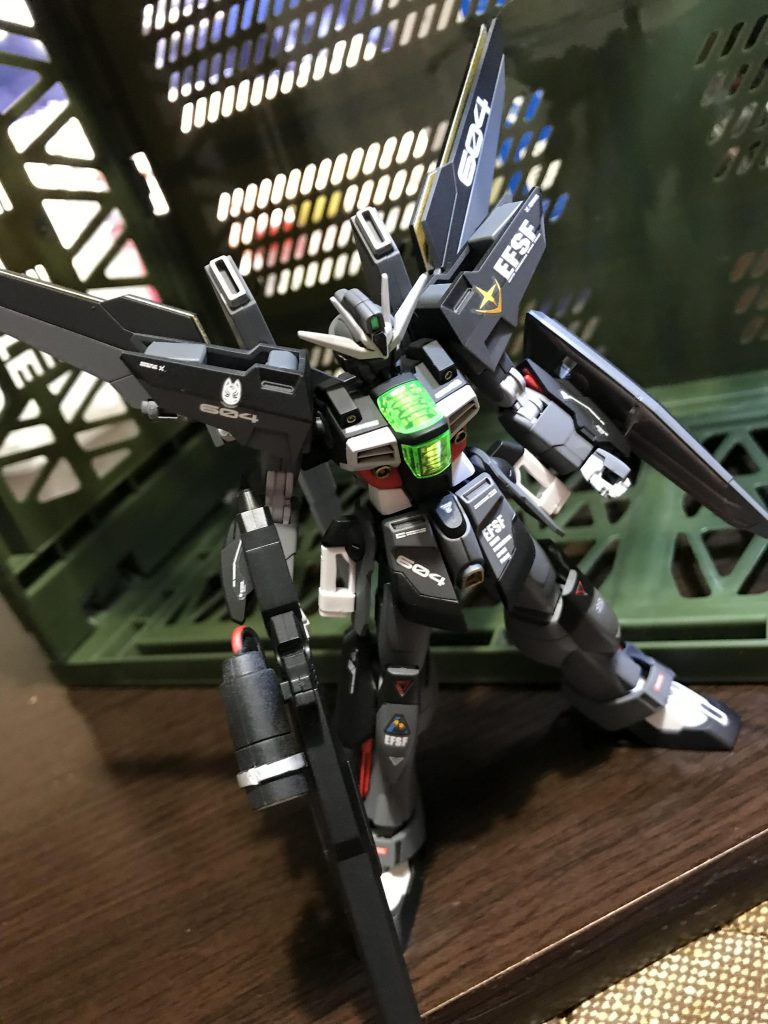 胸の銀のシール、上手な人たちがやってるモールド的なものをと思い
シールに直接書きました👍