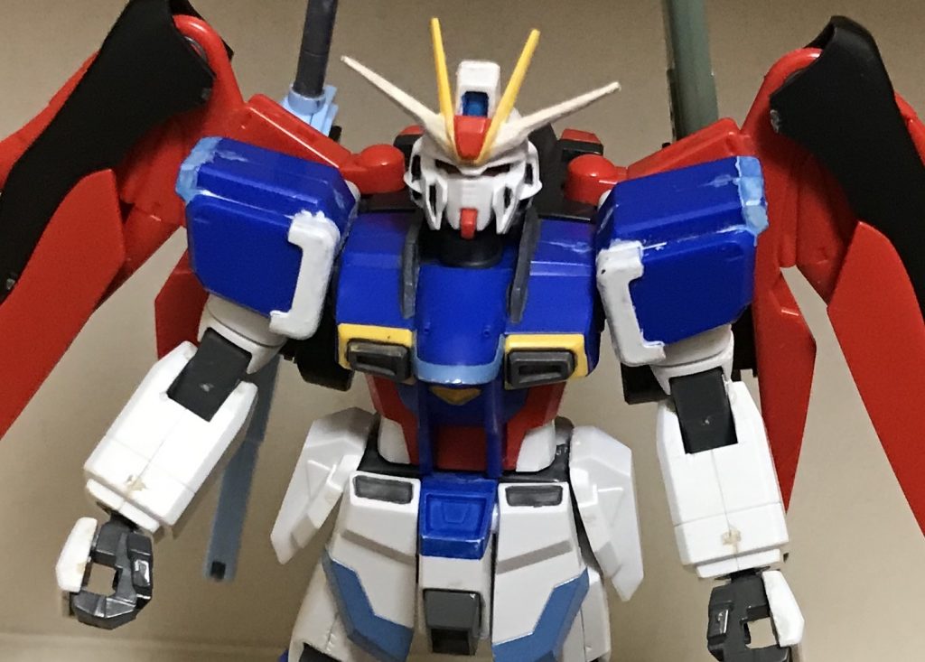 ビームスティンガー元々は素体形態における胸部の機関砲だが、DG細胞の力によって、ビームサーベル発振器としての機能が追加されている。砲門からビームサーベルを発生させ、敵を串刺しにする他、ビームキャノンとしても機能する。機関砲としての機能は健在である。デスティニーシルエットの装着が外れると、この機能は自動的に消滅する。