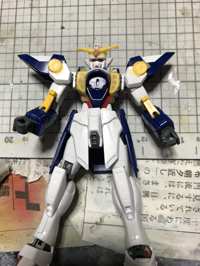 ウイングガンダムのイエローパーツが
ポロポロ取れるので マスキングテープで
仮止めをしました。