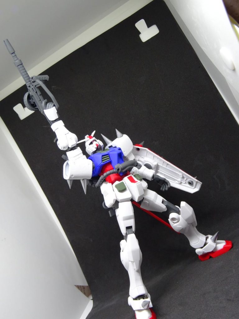 ガンダムらしいポーズその2。
なんだかんだ言って、偽物に本物らしいポーズを取らせるとイラっとしつつも楽しかったり。