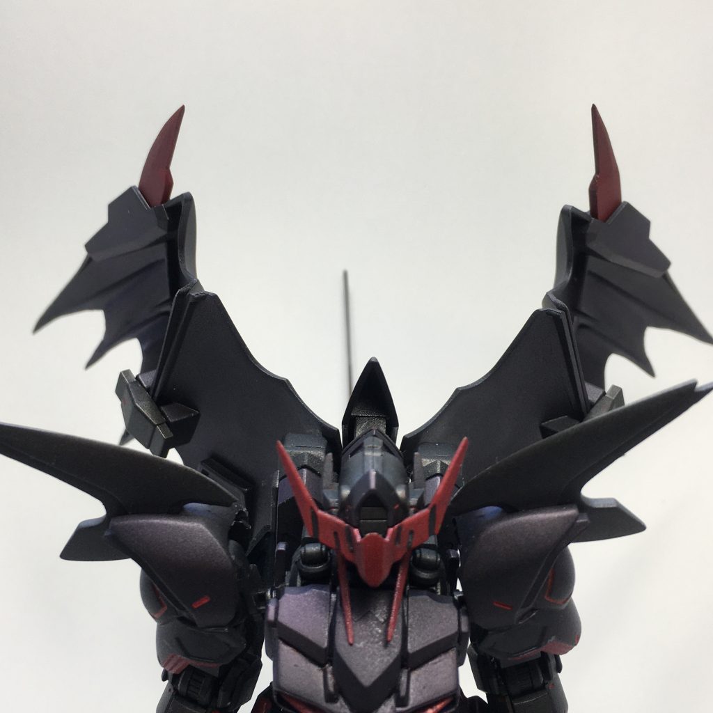 背中にデスサイズヘルのアクティブクロークを移植
中央部分はバルバトスのバーニアに
直接貼り付け、
左右部分はデスサイズヘルの基部ごと貼り付けしたので
若干可動します