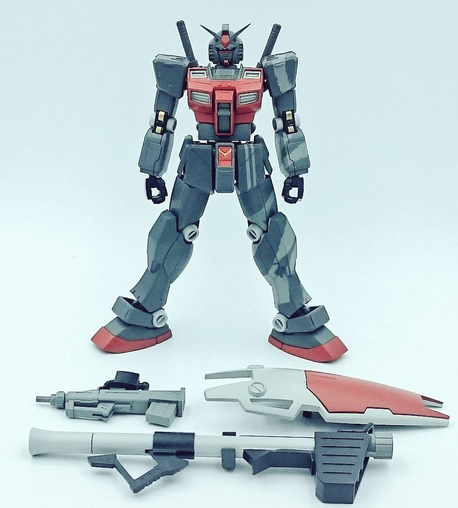 デカールを貼る前の段階です。
腕関節の金色はガンダムマーカーの筆塗りでアクセントとしました。