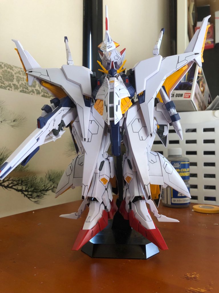 フロント。
歌舞伎の「連獅子」をちょっと想像したり。
キットは確かに箱はデカいですが、パーツ一個一個が大きいので、組むにあたりそれほどストレスは感じませんでした。「中の人」で一日、フライトユニットで二日はかかりましたが(手が遅いんです。すいません)