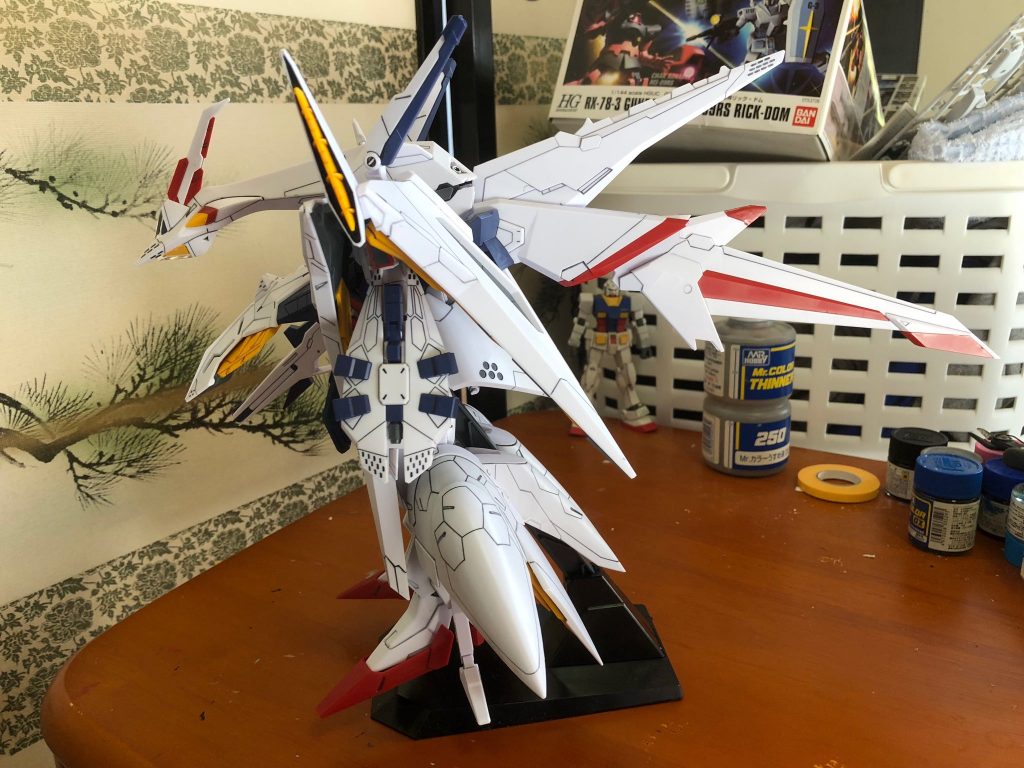 サイド。もはや「オブジェ」か何か(笑)
実際、フライトユニットの尾部なぞ、「一体ボクは何を作っているのか?」と不安になりました。
キットは、ほぼ問題ないですが、若干モールドが浅い部分が気になりました。
あと、これだけ重い脚部を支える股関節がゆるゆるなのと、同じく重さを支える足首の「弱さ」が気になりましたね。そうそう、大きい股間ブロックも細いプラ軸一本で支える構造もやや不安でした。
関節可動は正直いまいち。色分けはたぶん完璧なのでしょう。しかし墨入れとパーツの裏の黒塗りだけでも結構手間でした。