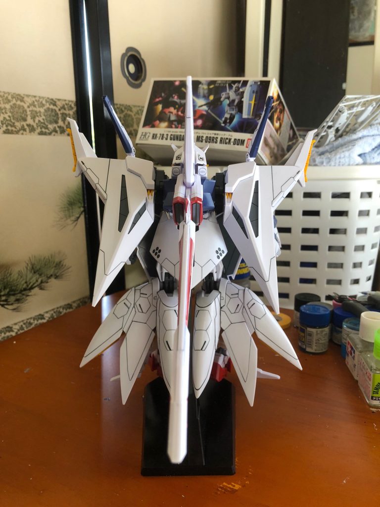 リア。もはや何が何だか。
7,480円と少々お高いキットではありますが、独特の形ゆえになんかお得感があります。余裕があればもう一つ買ってもいいかな?　と思わせるキットでした。
劇場アニメ化され、この機体が実際映像になれば、また魅力が増すと思いました。

でわ、股に手。