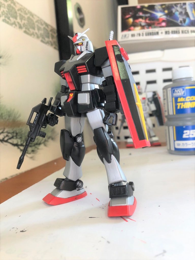 肩アーマーはサイドパネルのみMSVにHGUCを移植して成形、下腕部はMSVのパーツの先端7mmを切り取り、同じく７mmにカットしたHGUCを移植し成形。
ビームライフルはMSVをベースにグリップ、トリガー、銃口を移植しています。
アンクルアーマーは悩みどころでしたが、0.5mmプラ板で井桁に組みました(バイスで穴をあけたり、焼いたドライバーを押し付けたりしましたが、いずれも失敗(笑)。