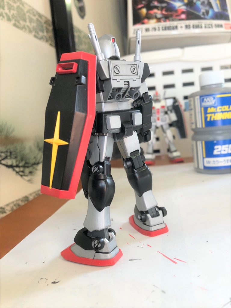ランドセルはMSVのパーツにHGUCのビームサーベル基部をトリミング。微妙にデザインの異なるリアアーマーもMSVのものをトリミングして使用しました。
カラーリングはもう何も悩まずに(笑)、セミグロスブラックとシルバーです。
少し急いだのと、ペーネロペーやアオシマのアクロバンチ(笑)と並行しての作業だったので少々仕上げが荒くなってしまいました。しっかりペーパーかけたつもりでしたが･･･ちと残念。