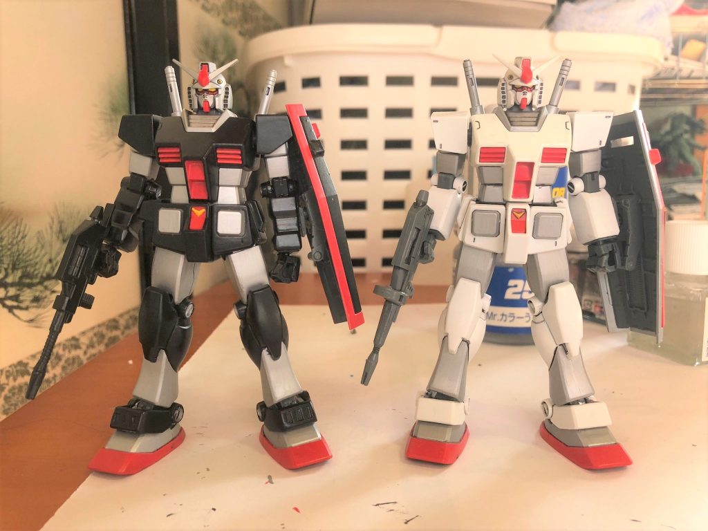 黒と白。
先日製作したロールアウトカラーと。
こうしてみると、肩の5角形アーマーのためか、ずいぶん違って見えますね。

余談ですが。
ひさびさにタミヤパテを使ってみました。基本プラ板の貼り削りが多くプラパテはあまり使わないのですが、もう15年ぐらいぶりにパテを使ったら、逆に仕上げが汚くなってしまいました。もう少しパテの使い方は練習しないとな、と思いました。


では、股に手。