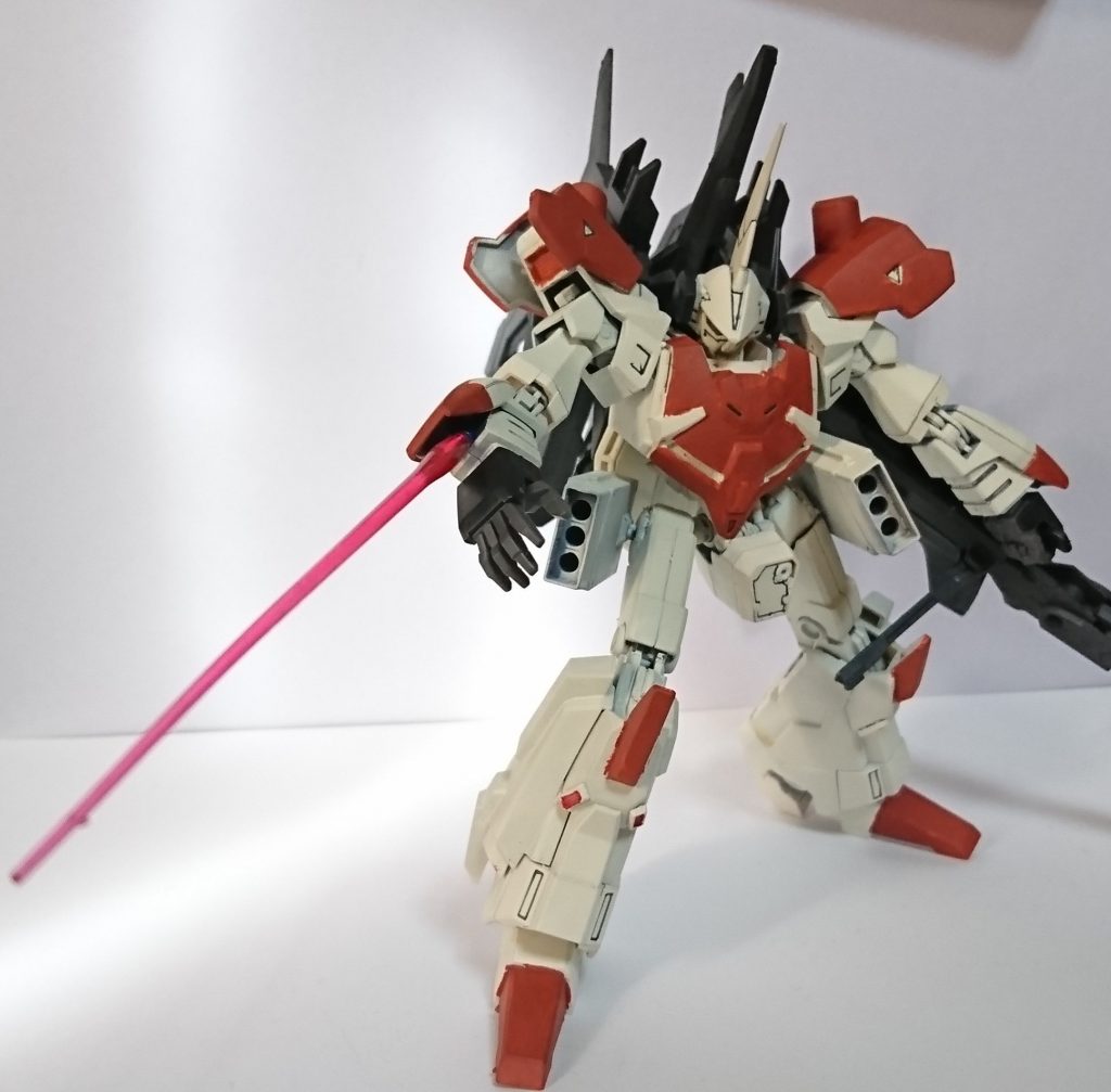 内蔵のサーベル柄にドリルで穴をあけサーベルを差せるように