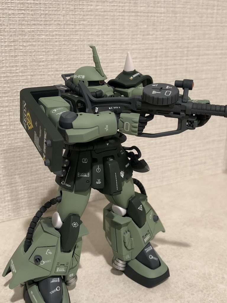 ザクマシンガンを構えてみました。センサー部分にはHアイズ2.5mmを埋めてあります。バックパックはジョニーライデン専用ザク、胸部はザクIIF型の物なのか腕を上げ過ぎると干渉します。仮組みした時に気がつけば少し削ったのですが……。保持は問題無く出来ました。