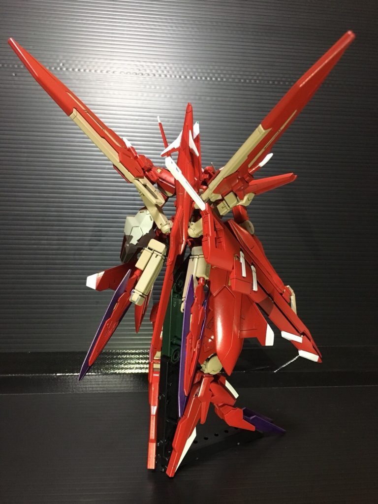 飛行状態

足のユニットを伸ばし主翼の角度を変えるだけの簡易なものです。
元が大きい上に足を大型化したのでジュリア付属の台座でも小さく感じます。