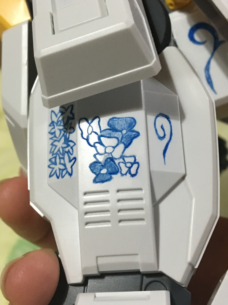 右脚太ももです。ここまで拡大すると失敗しているところまで見えちゃいますね。ヤダー！
https://twitter.com/rx_75collector/status/1199290199169064961?s=21↑ツイッターで公開している「彫った箇所にガンダムマーカーで色を塗っている時の音」です。ペン先が傷に引っかかってザリザリと音を立てています。彫ってる証拠になればいいなあ……