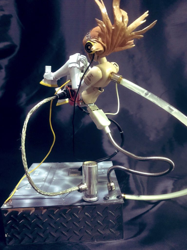 腰のコードで本体を支えています。
コードの中の線を抜き2mmの針金を通しています。