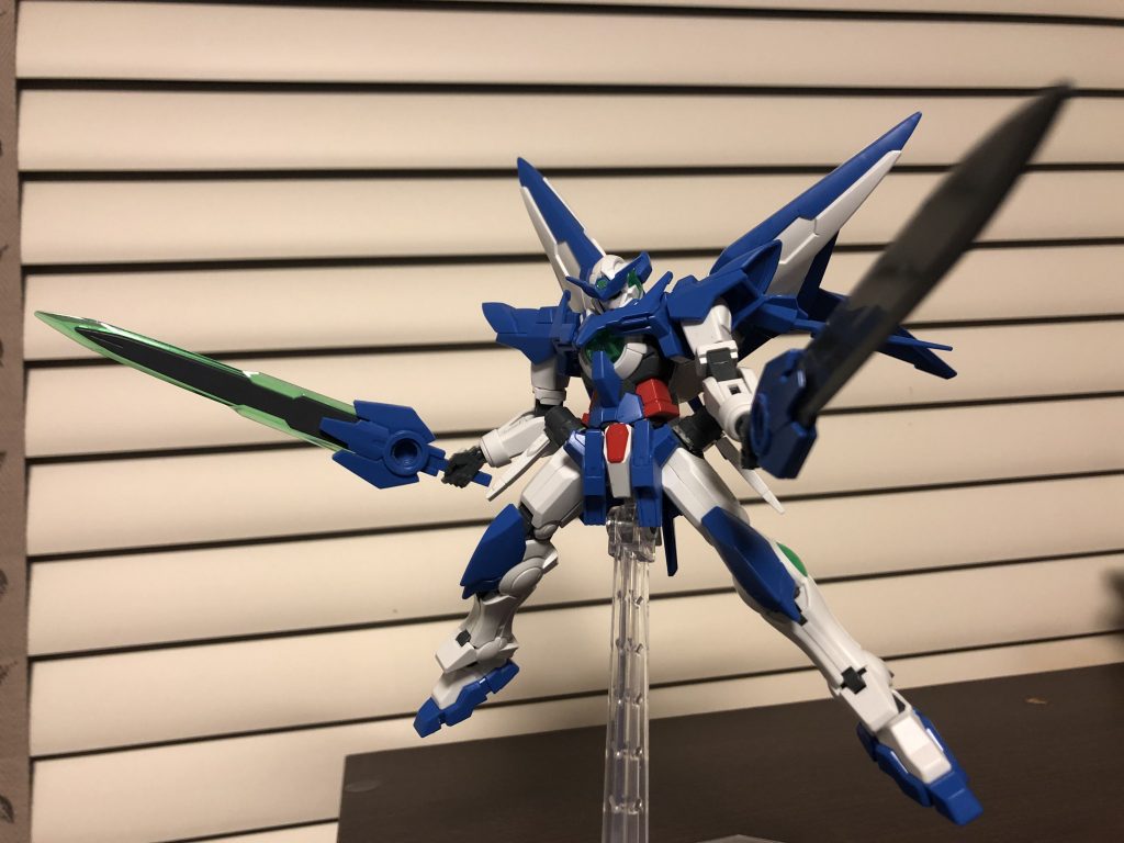 主武装その二のGNブレイド
GNソードⅡ改が破壊された際にはこれが主武装になる。一本ずつ役割を分けてありクリアパーツを使っている方のGNブレイドはGNフィールドなどの突破や小さなビームぐらいなら弾き返せる。もう一つの方は頑丈な素材を使っており実体剣との斬り合いや武装破壊や装甲などの切断に長けている