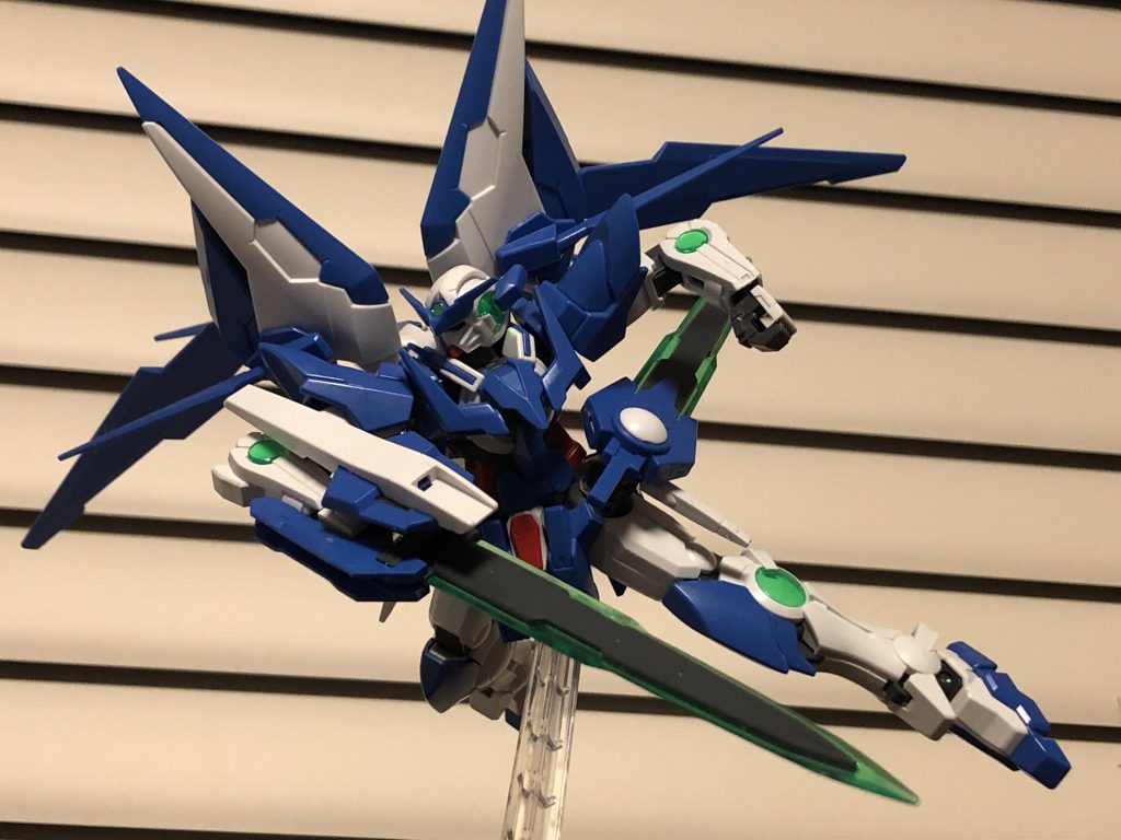 主武装のGNソードⅡ改。エクシアリペアのGNソードを改造したもの。手のグリップ部分ではビームガンを撃て、白い部分からは威力が少し高めのビームライフルを撃てる。トランザム時には回数制限があるがライザーソードを使える