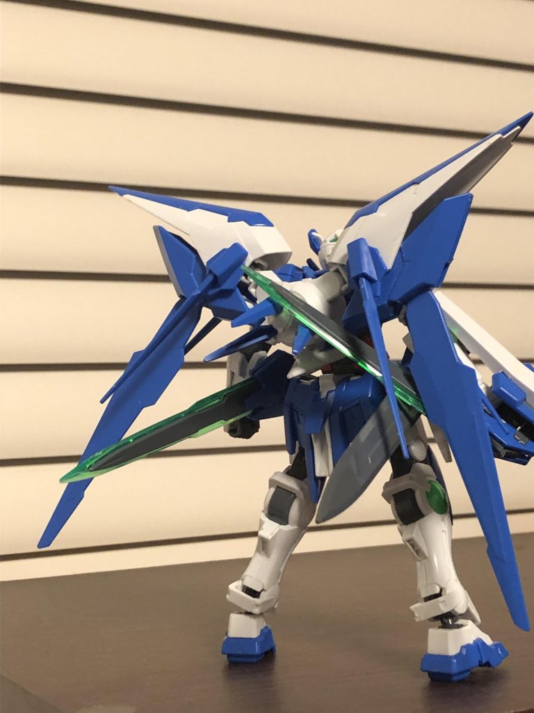 後ろ。
アヴァランチの部品はフロント、リアスカート部分とGNビームサーベルぐらいです。もちろんトランザムも可能。